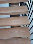 ecalera-de-madera-roble-con-escalones-metidos-en-vigas-de-hierro  1
